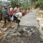 Ket: Para pekerja Proyek