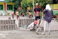 Ket: Para pekerja proyek paving disebuah sekolah (Gambar:Istimewa)