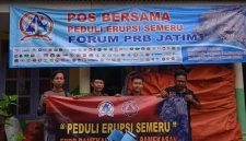 Tim relawan Forum Relawan Penanggulangan Bencana (FRPB) Kabupaten Pamekasan mendirikan pos bersama  di kawasan terdampak erupsi Gunung Semeru, Jawa Timur.