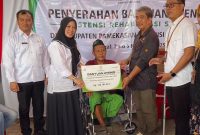 Anggota Komisi VIII DPR RI, Hj. Ansari menyerahkan bantuan kursi roda kepada puluhan penerima. Senin (03/11/2025) pagi.