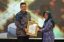 Andi Ali Syahbana menerima Anugerah ASN Berprestasi Bidang Peningkatan Kualitas Tembakau pada ajang Madura Award 2025 di Ballroom Azana Style Hotel.