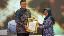 Andi Ali Syahbana menerima Anugerah ASN Berprestasi Bidang Peningkatan Kualitas Tembakau pada ajang Madura Award 2025 di Ballroom Azana Style Hotel.