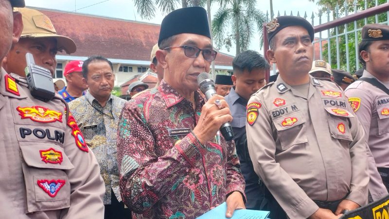 Ket: Bupati Pamekasan saat menemui pendemo, Kamis (29/01/2026).