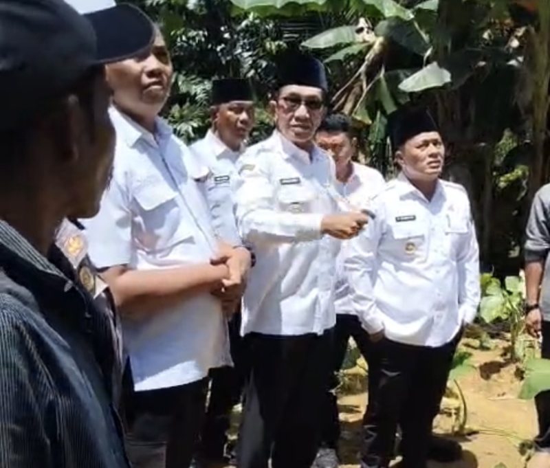 Bupati Pamekasan KH. Kholilurrahman bersama Wakil Bupati H. Sukriyanto meninjau lokasi bencana