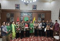 Ket: Keluarga Keraton Surakarta melakukan kunjungan silaturahmi dengan Bupati Pamekasan, Kholilurrahman.