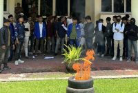 Pergerakan Mahasiswa Islam Indonesia (PMII) Komisariat UIN Madura menggelar demonstrasi di depan Kantor Bupati Pamekasan, Kamis, 12 Maret 2026.
