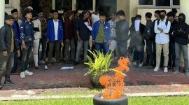 Pergerakan Mahasiswa Islam Indonesia (PMII) Komisariat UIN Madura menggelar demonstrasi di depan Kantor Bupati Pamekasan, Kamis, 12 Maret 2026.